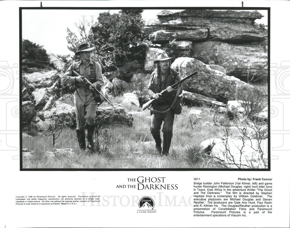 1996 Press Photo Val Kilmer &amp; Michael Douglas In &quot;The Ghost And The Darkness&quot; - Historic Images