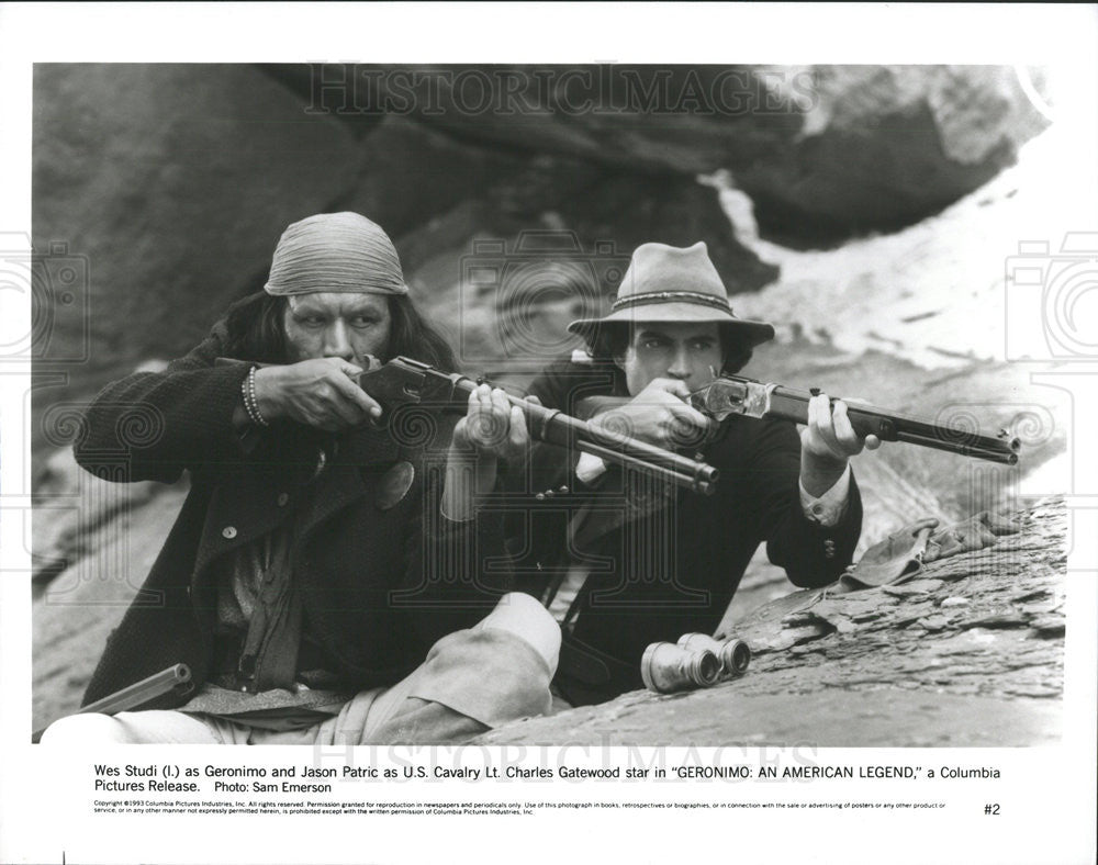 1993 Press Photo Wes Studi &amp; Jason Patric Star In &quot;Geronimo: An American Legend&quot; - Historic Images