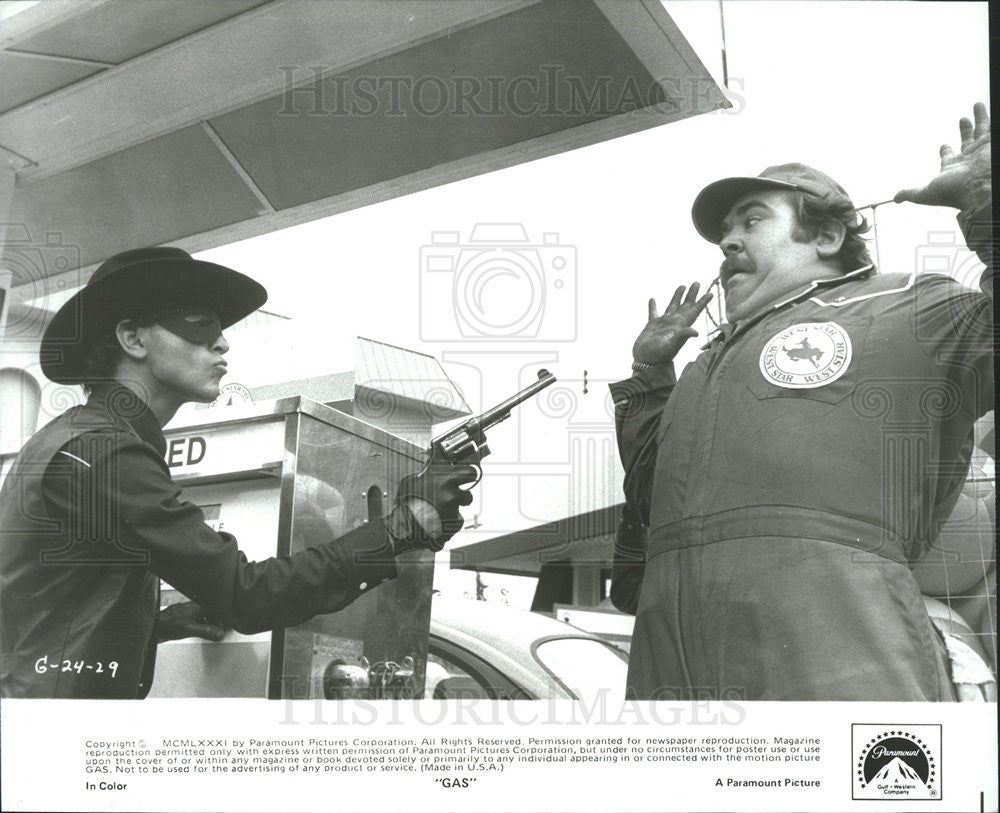 1981 Press Photo Keith Knight As A Gas Station Attendant In &quot;Gas&quot; - Historic Images