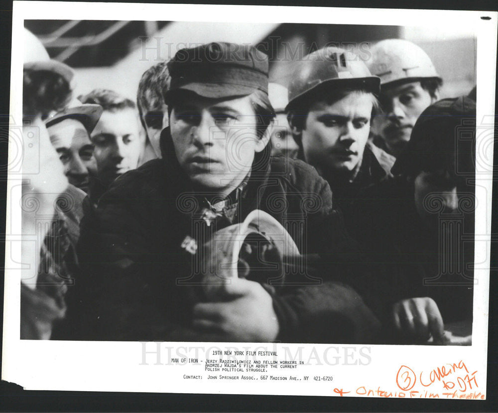 Press Photo Jerzy Radziwilowicz Polish Worker Film Man Iron - Historic Images