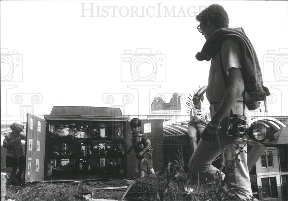 Press Photo Child next tot yo house in scene from movie - Historic Images