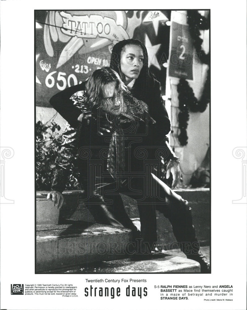 1995 Press Photo Ralph Fiennes Actor Angela Bassett Actress Strange Days Movie - Historic Images