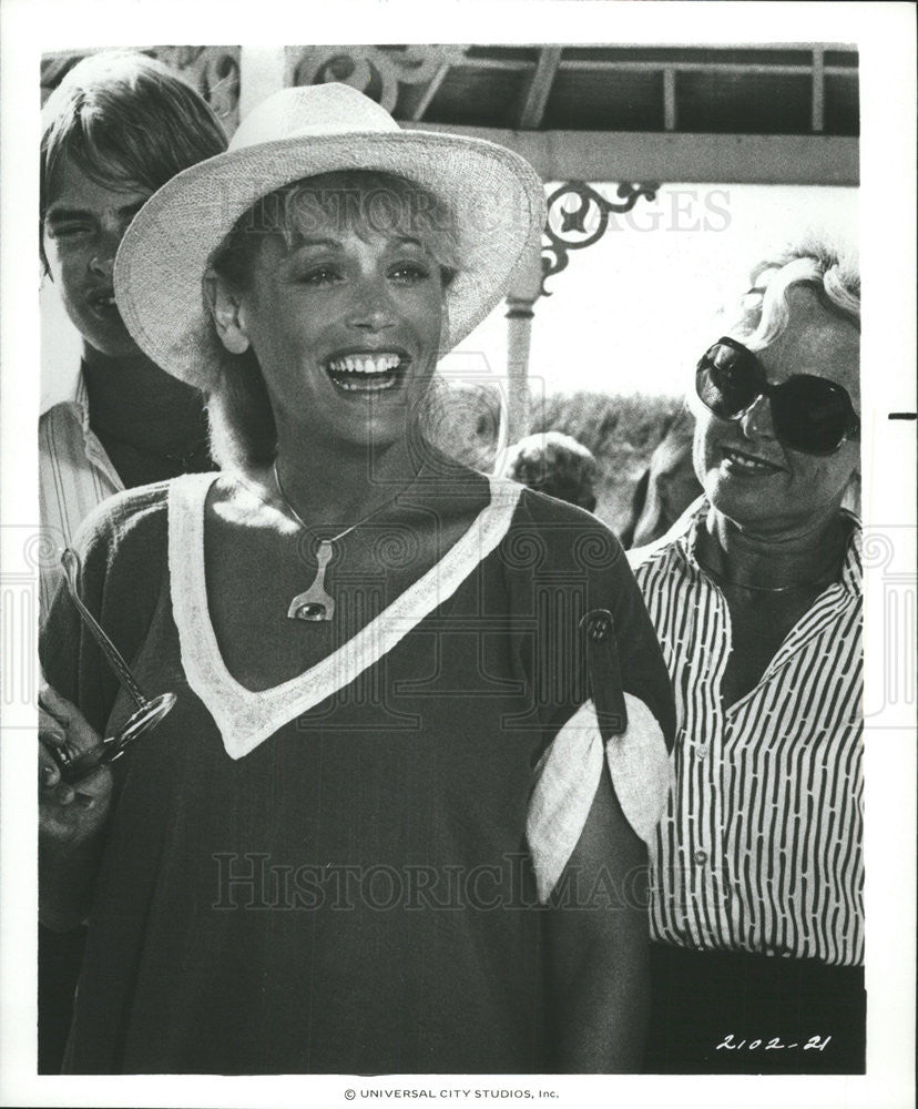 1979 Press Photo Jaws 2 Film Lorraine Gary Leading Tourist Group Scene - Historic Images