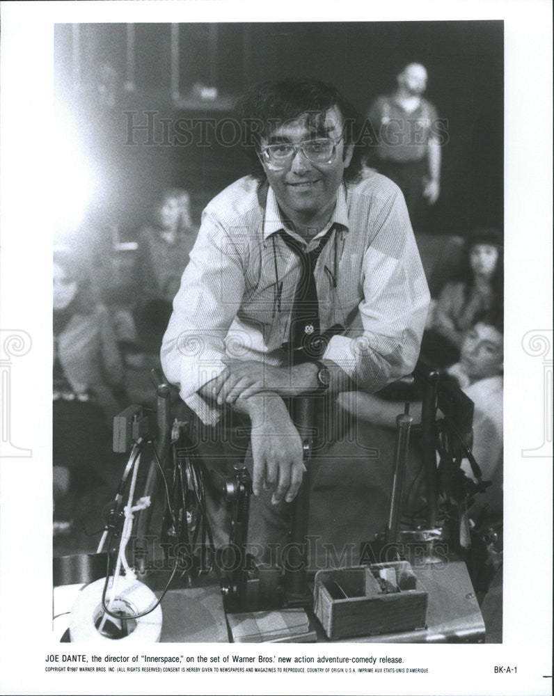 1987 Press Photo Innerspace Film Director Joe Dante Posing On Set Portrait - Historic Images