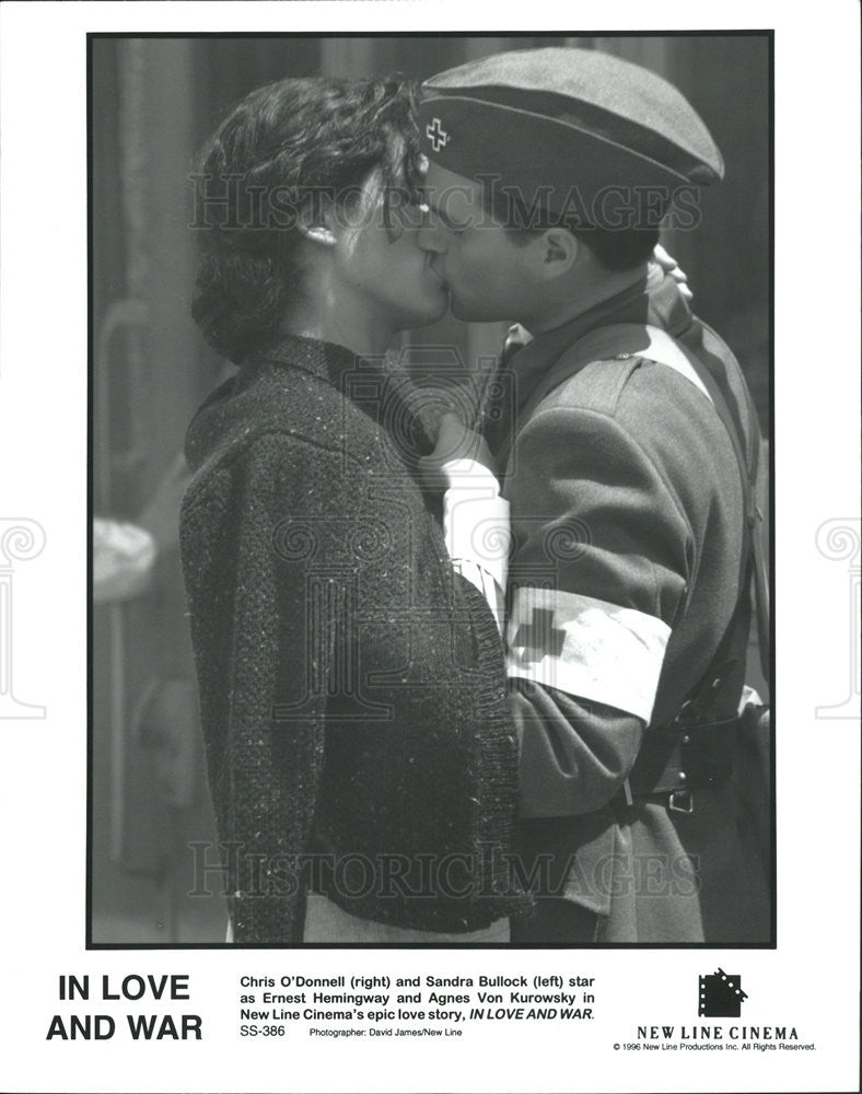 1996 Press Photo In Love And War Film Sandra Bullock Chris O&#39;Donnell Kissing - Historic Images