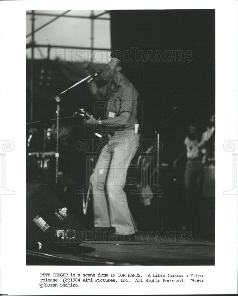 1984 Press Photo Pete Seeger in &quot;Our Hands&quot; - Historic Images