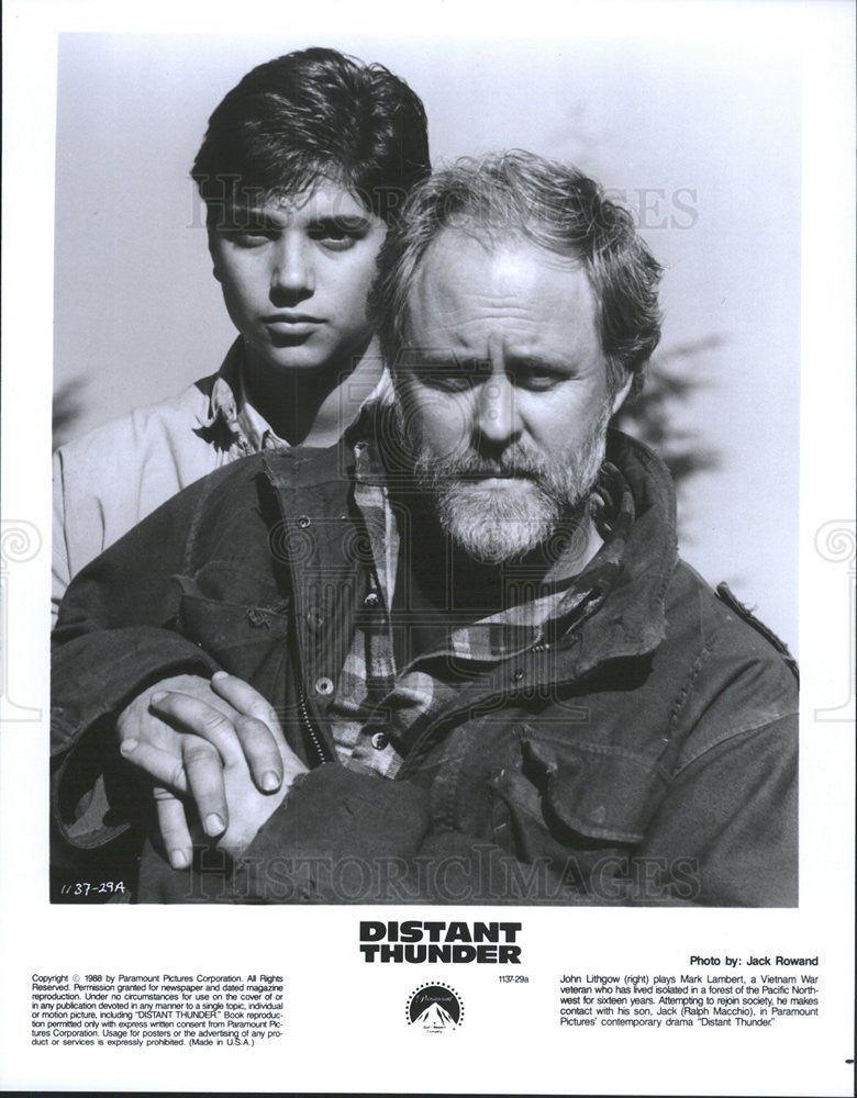 1988 Press Photo John Lithgow &amp; Ralph Macchio Star In Distant Thunder - Historic Images