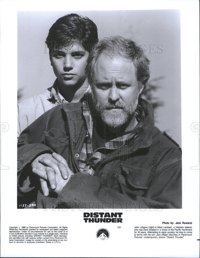 1988 Press Photo John Lithgow &amp; Ralph Macchio Star In Distant Thunder - Historic Images