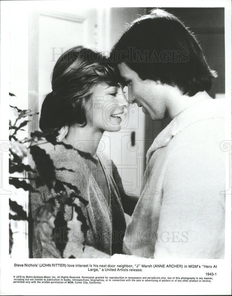 1979 Press Photo John Ritter and Anne Archer in &quot;Hero At Large&quot; - Historic Images