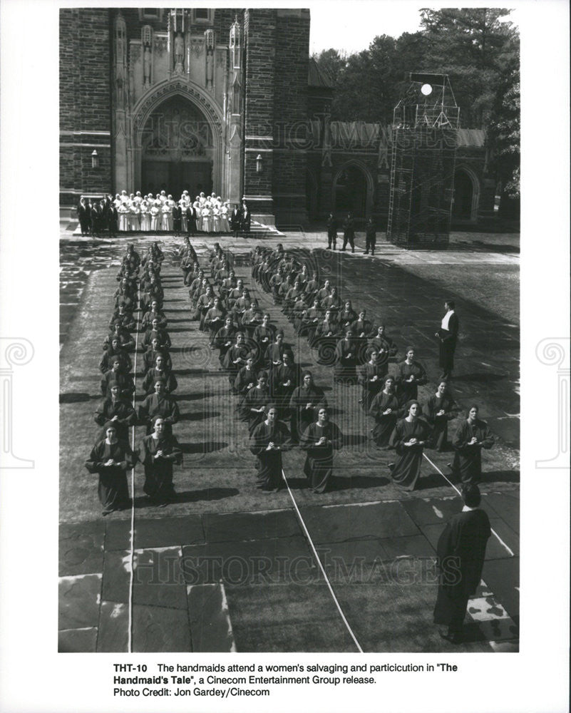 1990 Press Photo Women&#39;s Salvaging Particicution The Handmaid&#39;s Tale - Historic Images