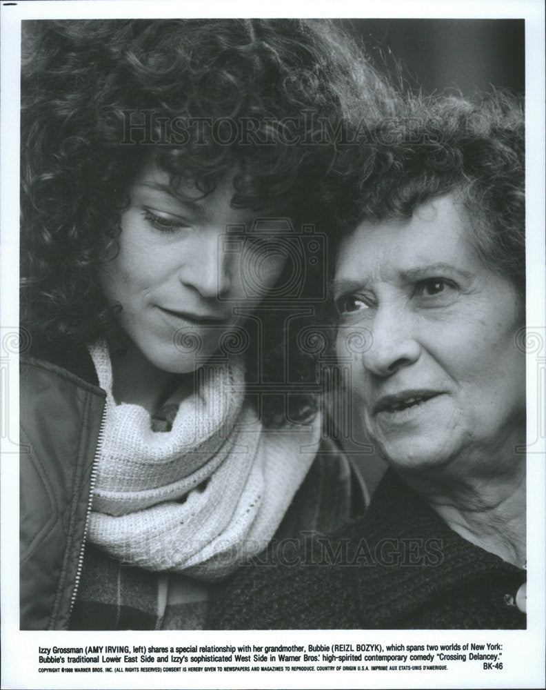 1988 Press Photo Crossing Delancy Amy Irving Reizl Bozyk - Historic Images