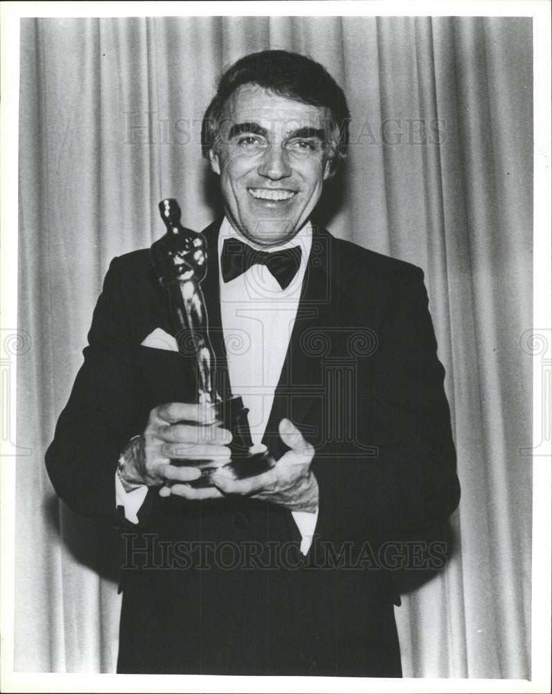 Press Photo Man receiving an Oscar for Cry Freedom - Historic Images