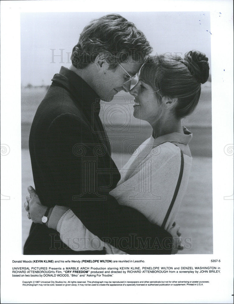 1987 Press Photo Kevin Kline &amp; Penelope Wilton Star In &quot;Cry Freedom&quot; - Historic Images