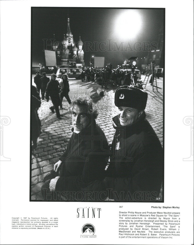 1997 Press Photo &quot;Saint&quot; Director Phillip Noyce and Producer Mace Neufeld on set - Historic Images