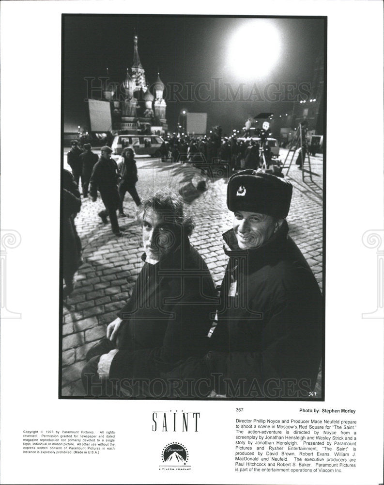 1997 Press Photo &quot;Saint&quot; Director Phillip Noyce and Producer Mace Neufeld on set - Historic Images