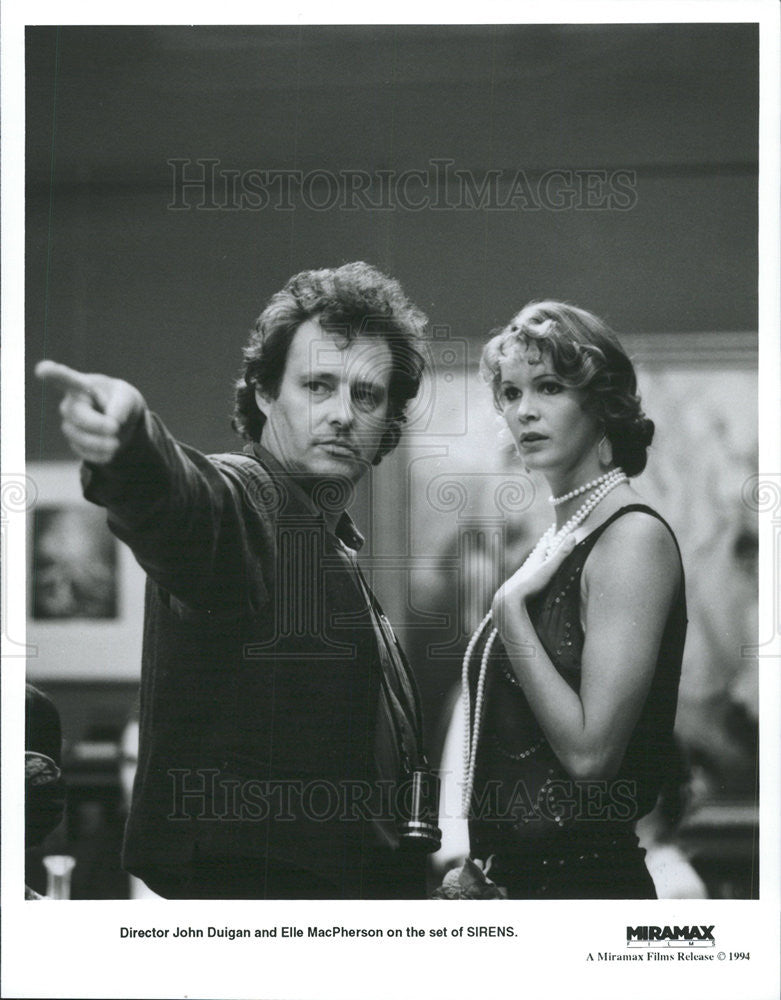 1994 Press Photo &quot;Sirens&quot; Director John Duigan and Elle MacPherson on set - Historic Images