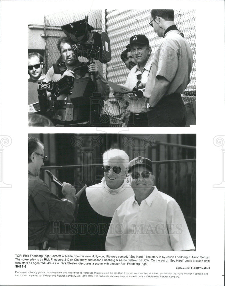 1996 Press Photo &quot;Spy Hard&quot; Director Rick Friedberg and Leslie Nielsen on set - Historic Images