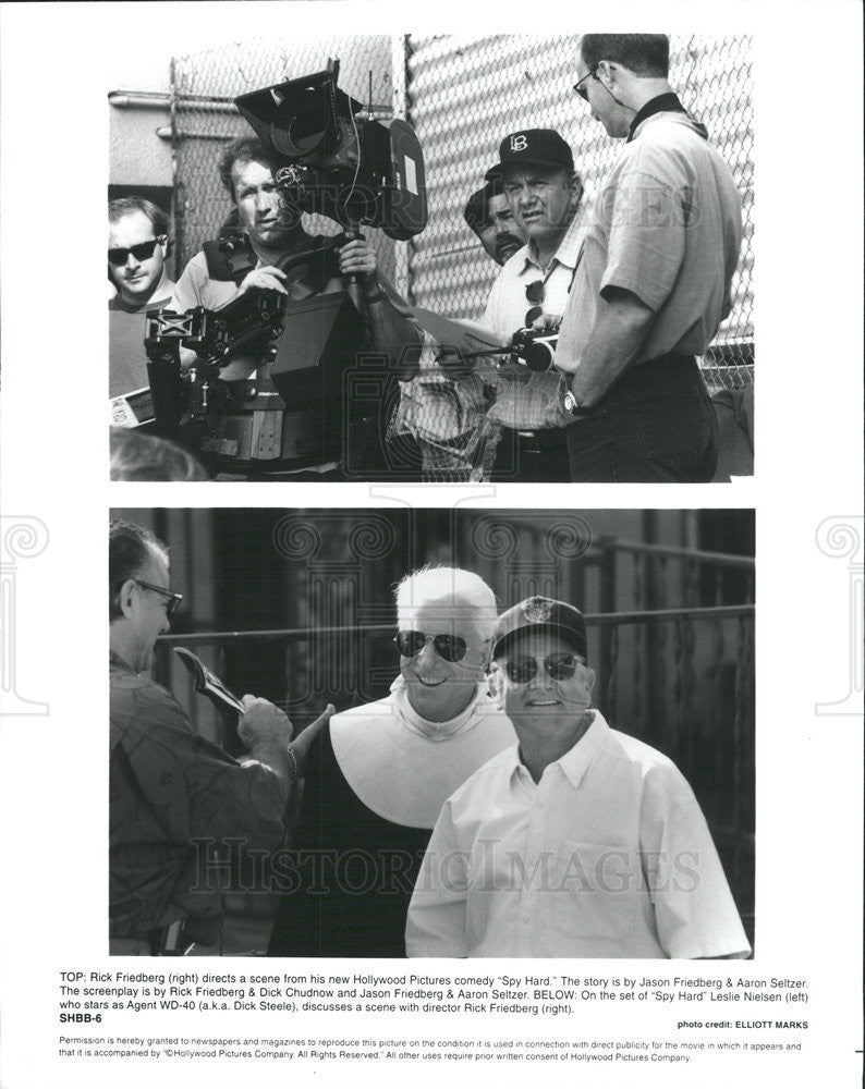 1996 Press Photo &quot;Spy Hard&quot; Director Rick Friedberg and Leslie Nielsen on set - Historic Images