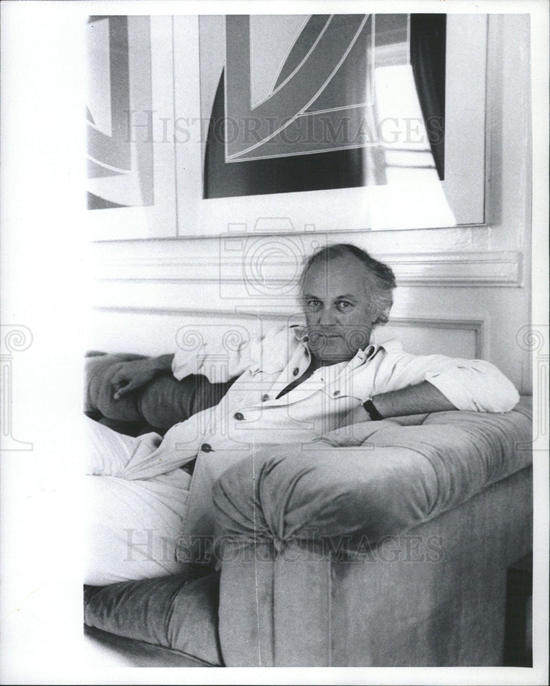 Press Photo Actor sitting on couch - Historic Images