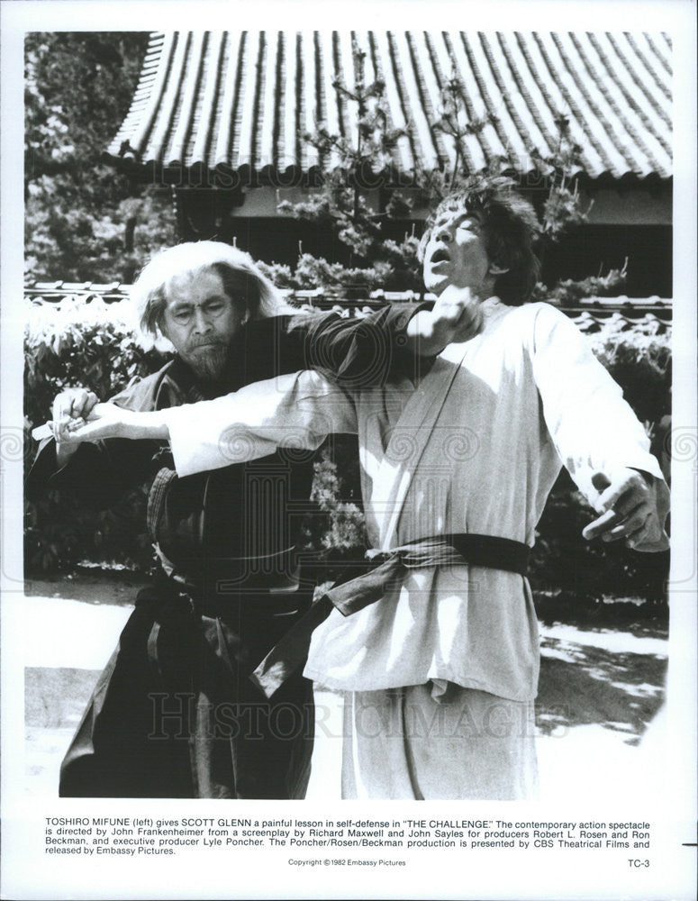 1982 Press Photo Toshiro Mifune, Scott Glenn in &quot;The Challenge&quot; - Historic Images