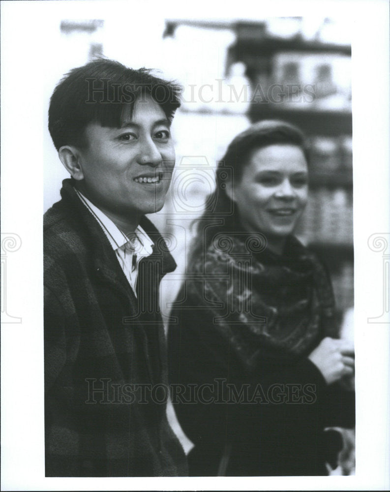 Press Photo Jeff Lau Colleen O&#39;Brien Actors Combination Platter - Historic Images