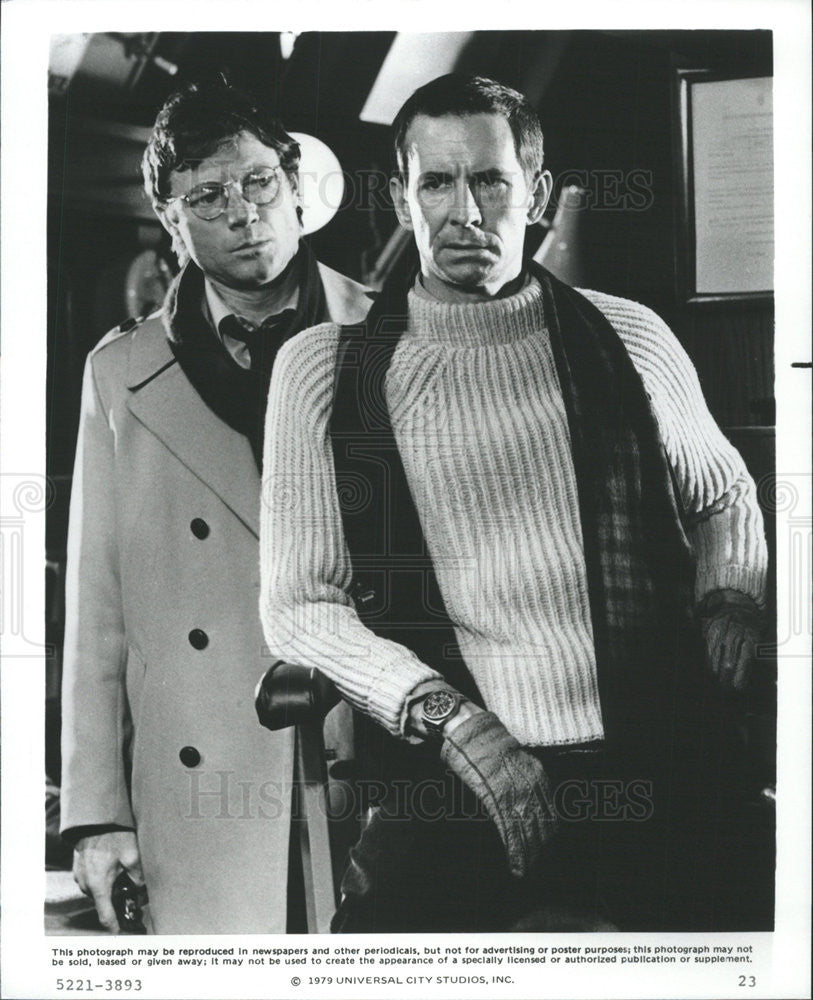 1979 Press Photo ffolkes FIlm Michael Parks Anthony Perkins Waiting Scene - Historic Images