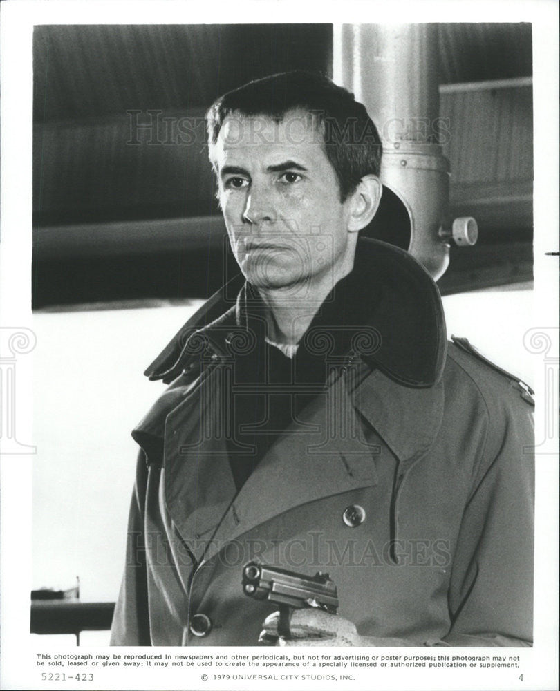 1979 Press Photo ffolkes Film Actor Anthony Perkins Holding Gun Scene - Historic Images