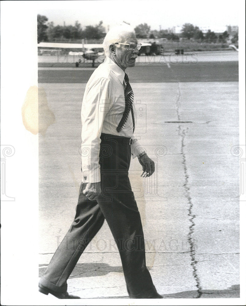 1977 Press Photo Sir Lawrence Olivier Actor Betsy Drama Film Movie City Airport - Historic Images