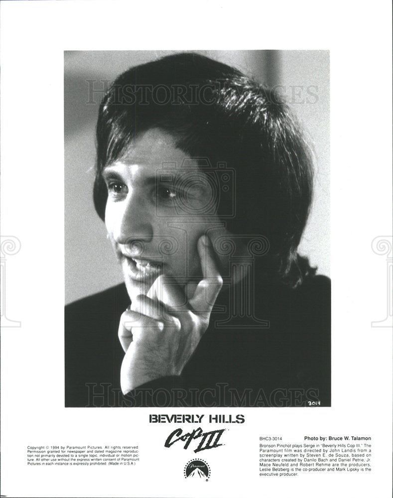 1994 Press Photo Bronson Pinchot in &quot;Beverly Hills Cop III&quot; - Historic Images