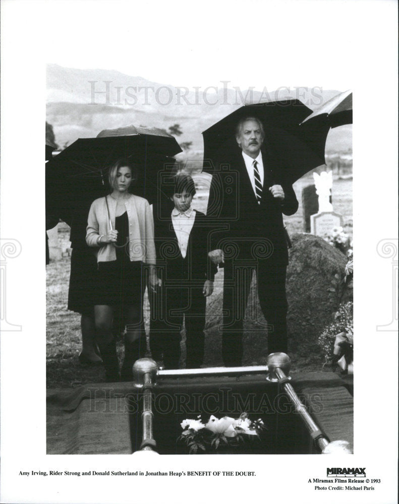 1993 Press Photo Amy Irving, Rider Strong &quot;Benefit Of The Doubt&quot; - Historic Images