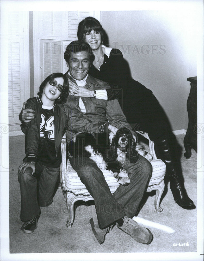 1976 Press Photo George Segal Jane Fonda Sean Frye Fun With Dick And Jane - Historic Images