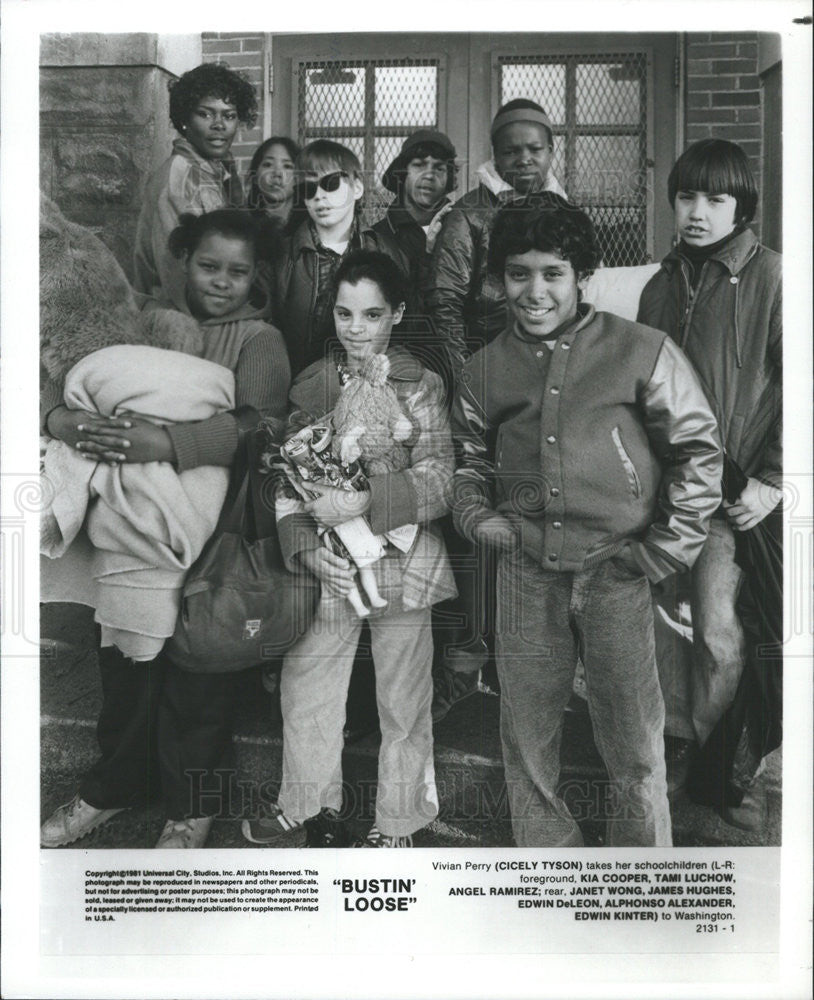 1981 Press Photo Bustin Loose Film Cicely Tyson With Schoolchildren Portrait - Historic Images