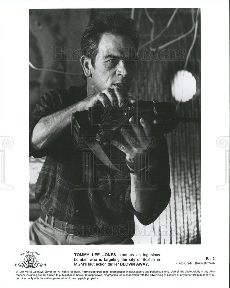 1994 Press Photo Tommy LEe Jones Stars In Blown Away - Historic Images