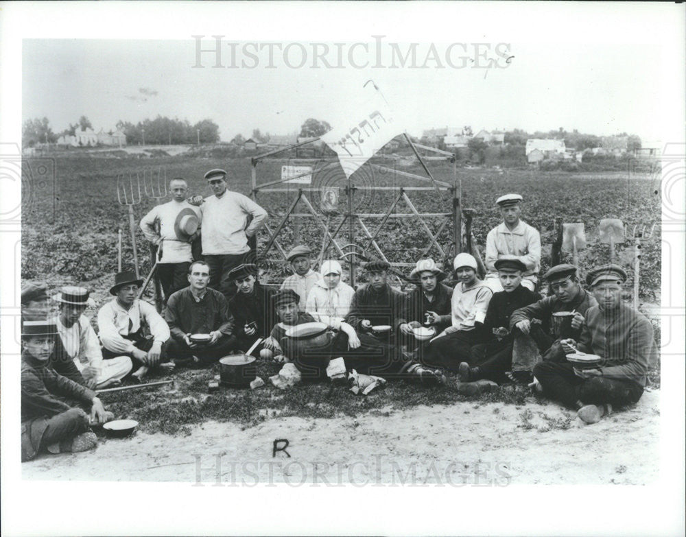 1980 Press Photo Kibbutzim Poland Polish Jews Image Before My Eyes Documentary - Historic Images