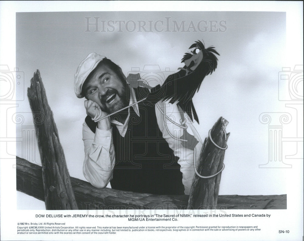 1982 Press Photo Dom Deluise with Jeremy the Crow in &quot;The Secret of NIMH&quot; - Historic Images