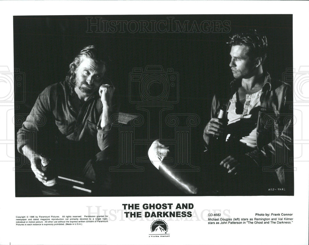 1996 Press Photo Michael Douglas Actor Val Kilmer Ghost Darkness Film Movie - Historic Images