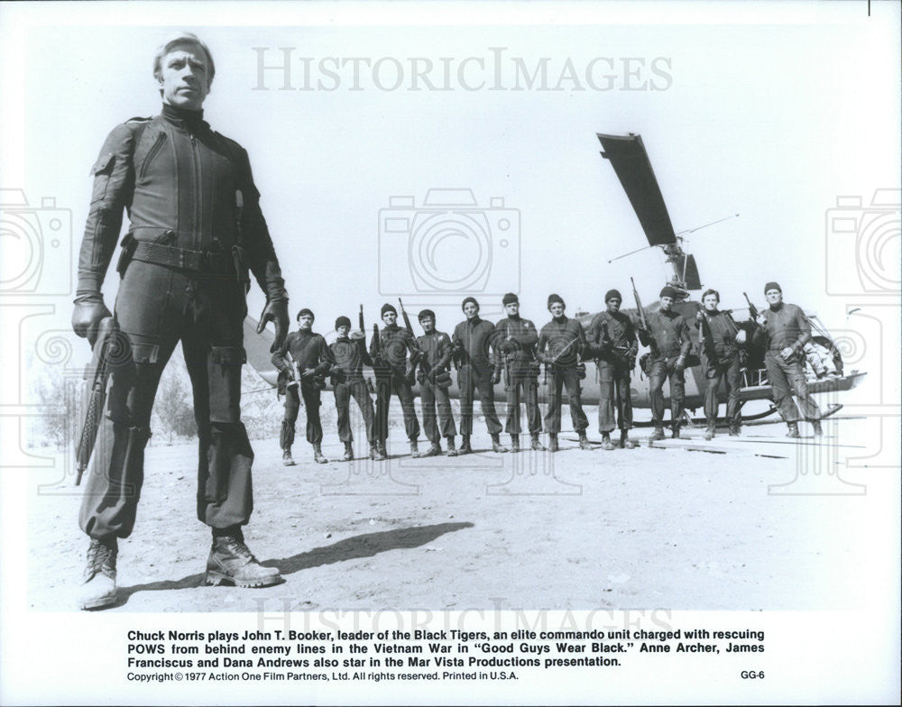 1977 Press Photo Good Guys Wear Black Chuck Norris - Historic Images