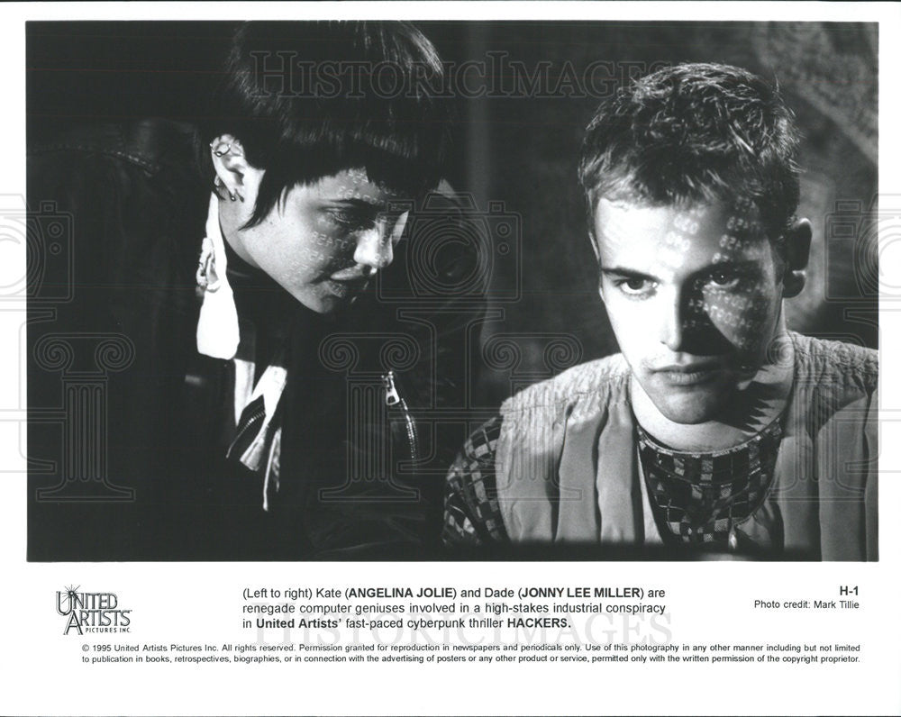 1995 Press Photo Angelina Jolie &amp; Jonny Lee Miller in &quot;Hackers&quot; - Historic Images