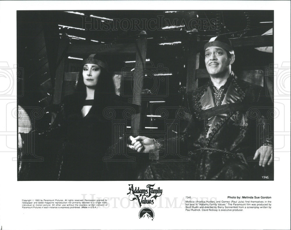 1993 Press Photo Anjelica Huston  &amp; Raul Julia star in &quot;Addams Family Values&quot; - Historic Images