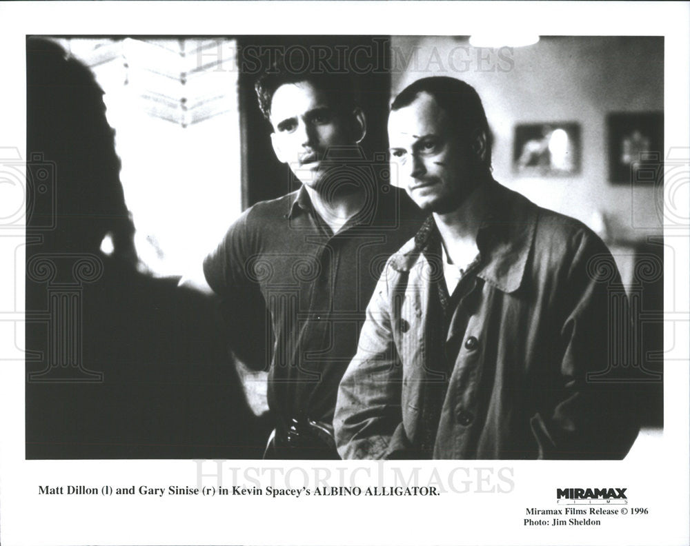 1996 Press Photo Gary Sinise Actor Matt Dillon Albino Alligator Crime Movie - Historic Images