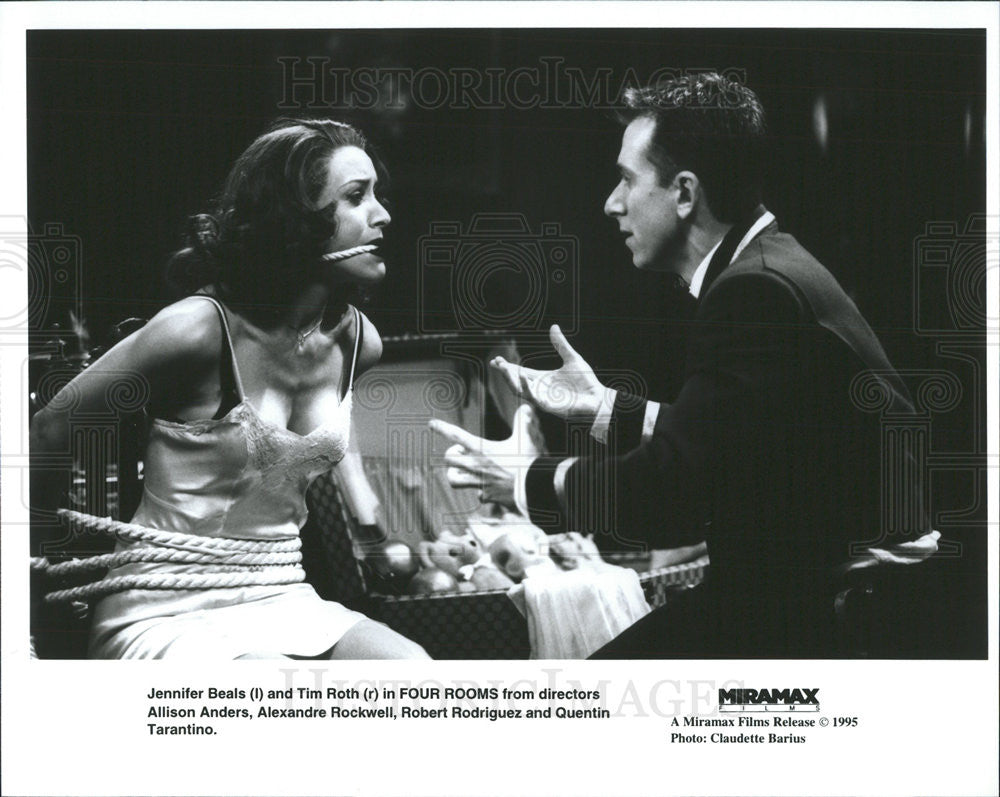 1995 Press Photo Jennifer Beals and Tim Roth in &quot;Four Rooms&quot; - Historic Images