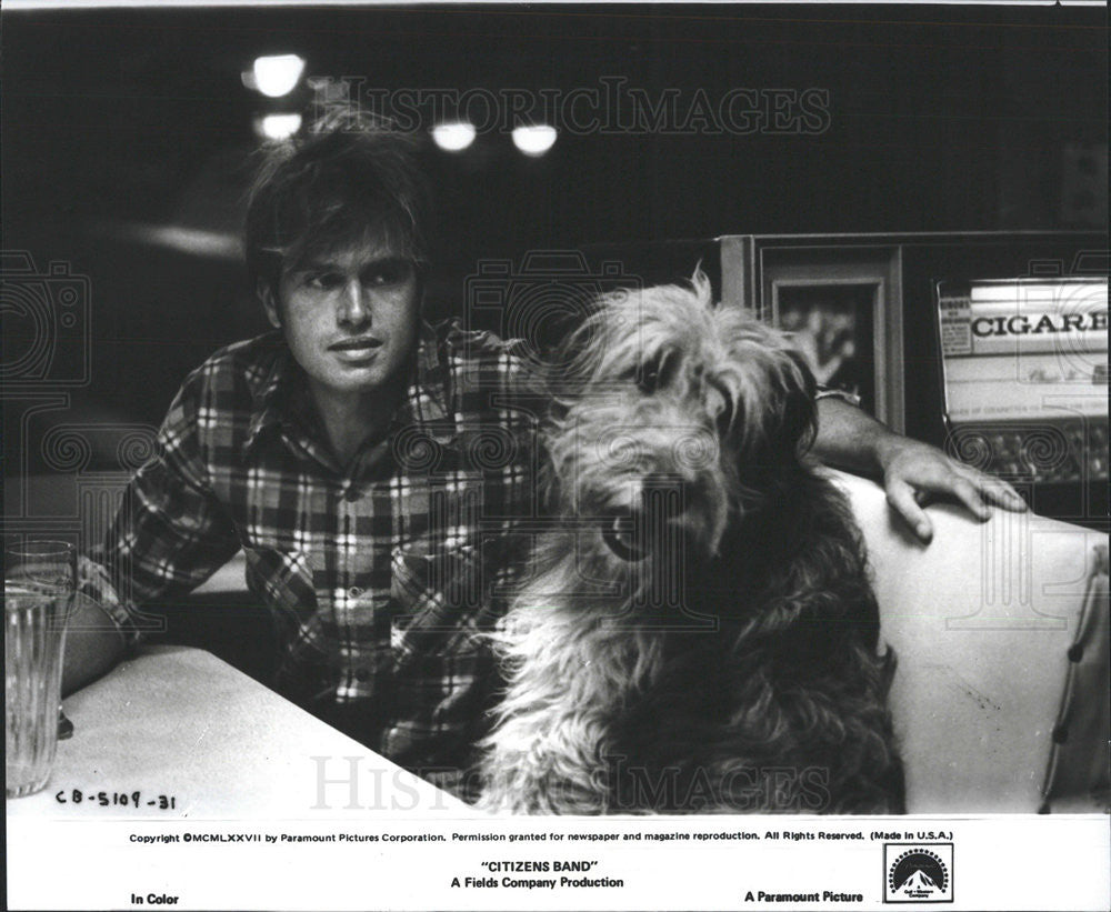 Press Photo Paul Le Mat and his dog in &quot;Citizens Band&quot; - Historic Images