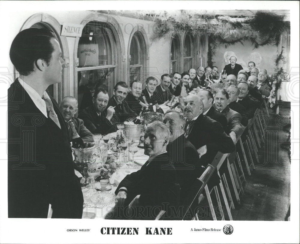 Press Photo Orsen Wells and table of men in &quot;Citizen Kane&quot; - Historic Images