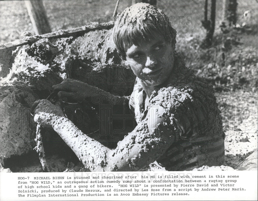 1980 Press Photo Film Hog Wild Actor Michael Biehn Cement - Historic Images