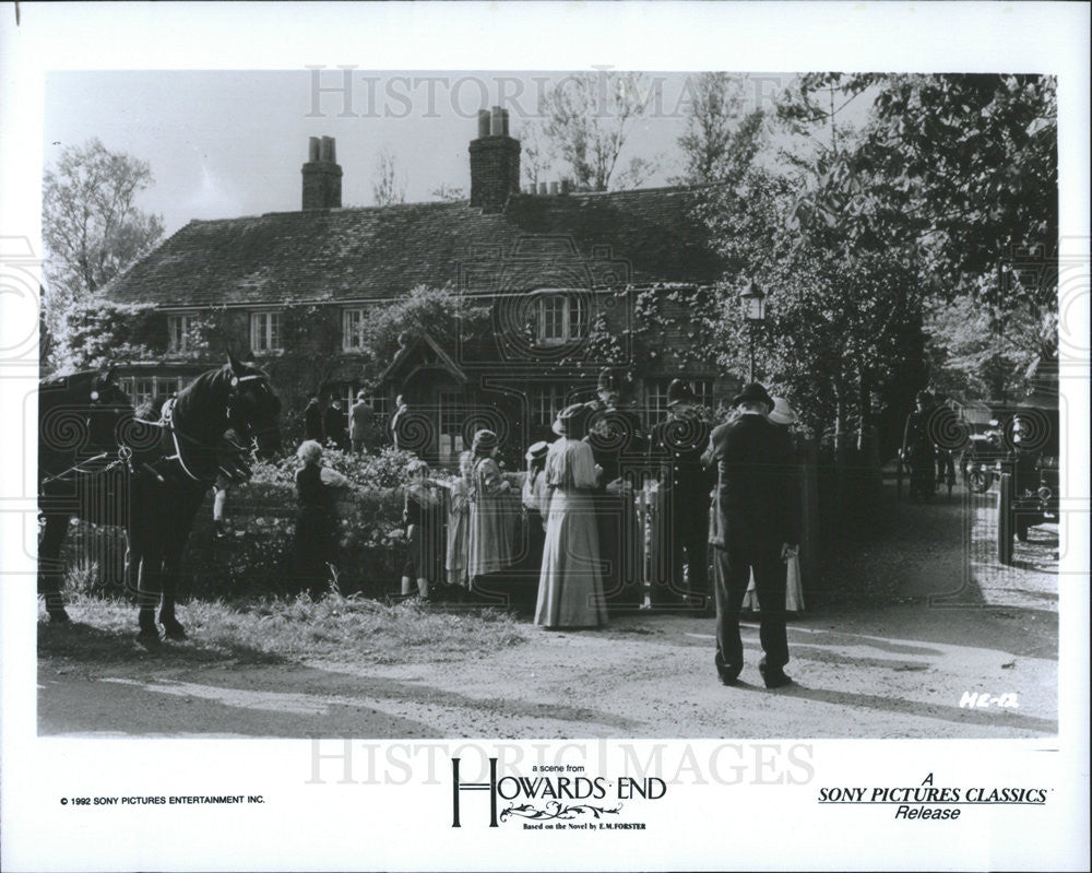 1992 Press Photo Outdoor scene from &quot;Howard&#39;s End&quot; - Historic Images