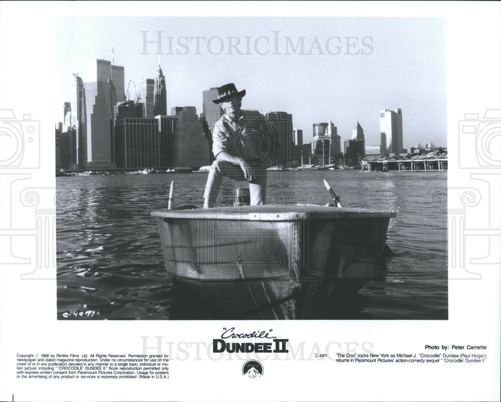 1988 Press Photo Actor Paul Hogan in Movie Crocodile Dundee - Historic Images