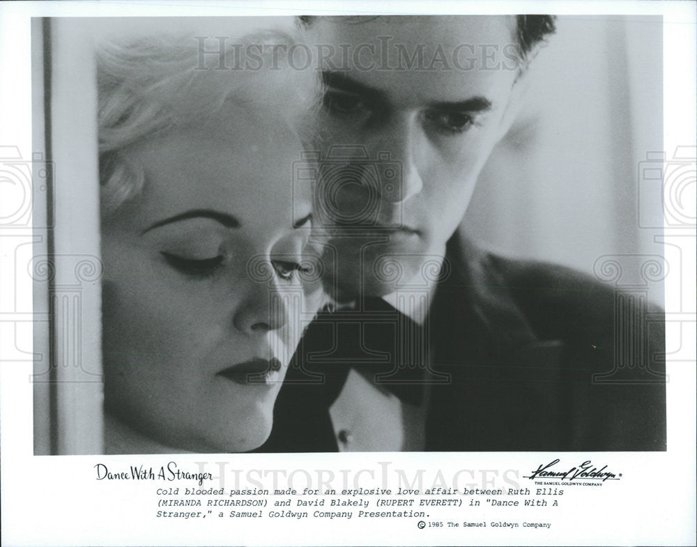 1985 Press Photo Rupert Everett &amp; Miranda Richardson In &quot;Dance With A Stranger&quot; - Historic Images