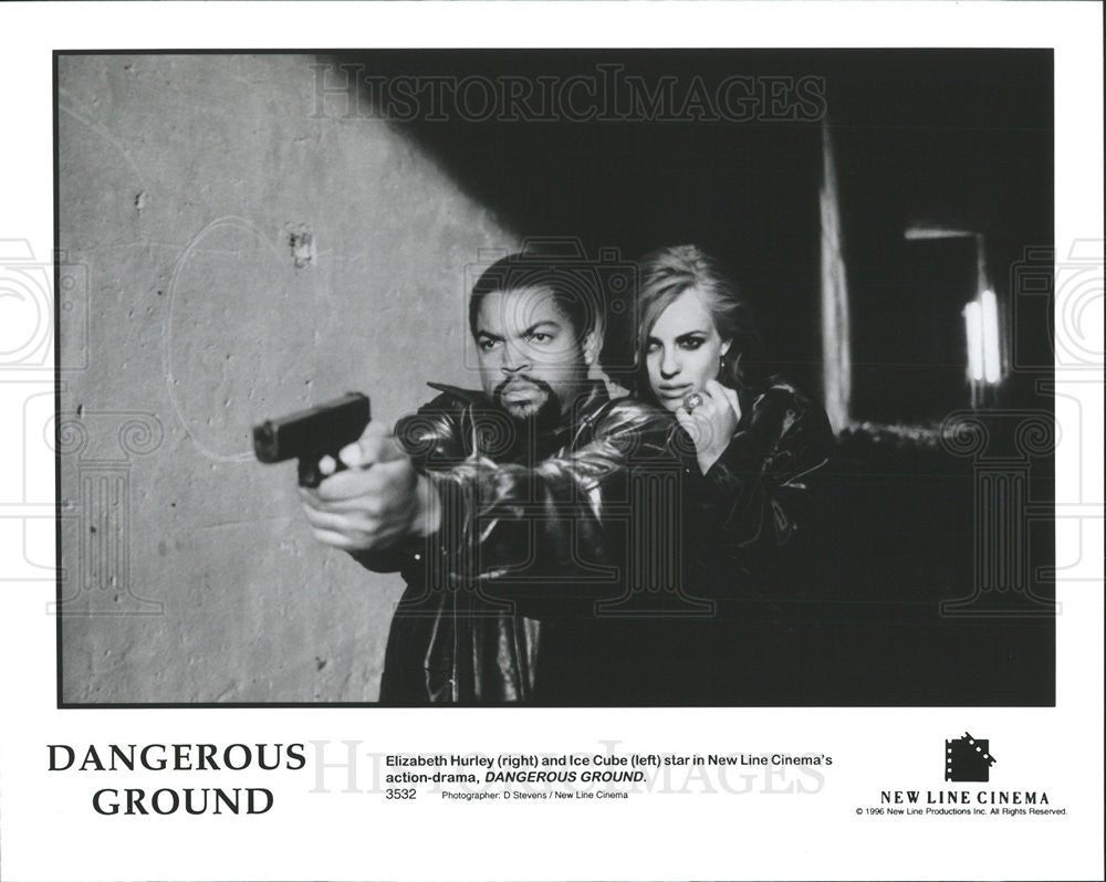 1996 Press Photo Actress Elizabeth Hurley and Actor Ice Cube in Dangerous Ground - Historic Images