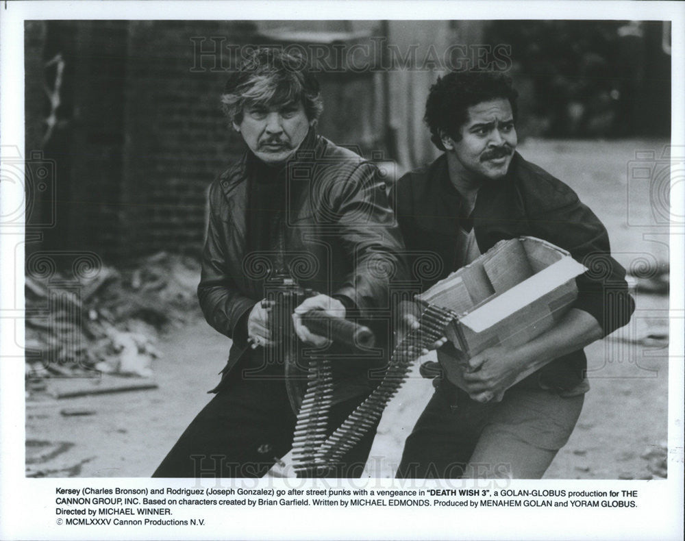 1985 Press Photo Charles Bronson &amp; Joseph Gonzalez star in &quot;Death Wish 3&quot; - Historic Images