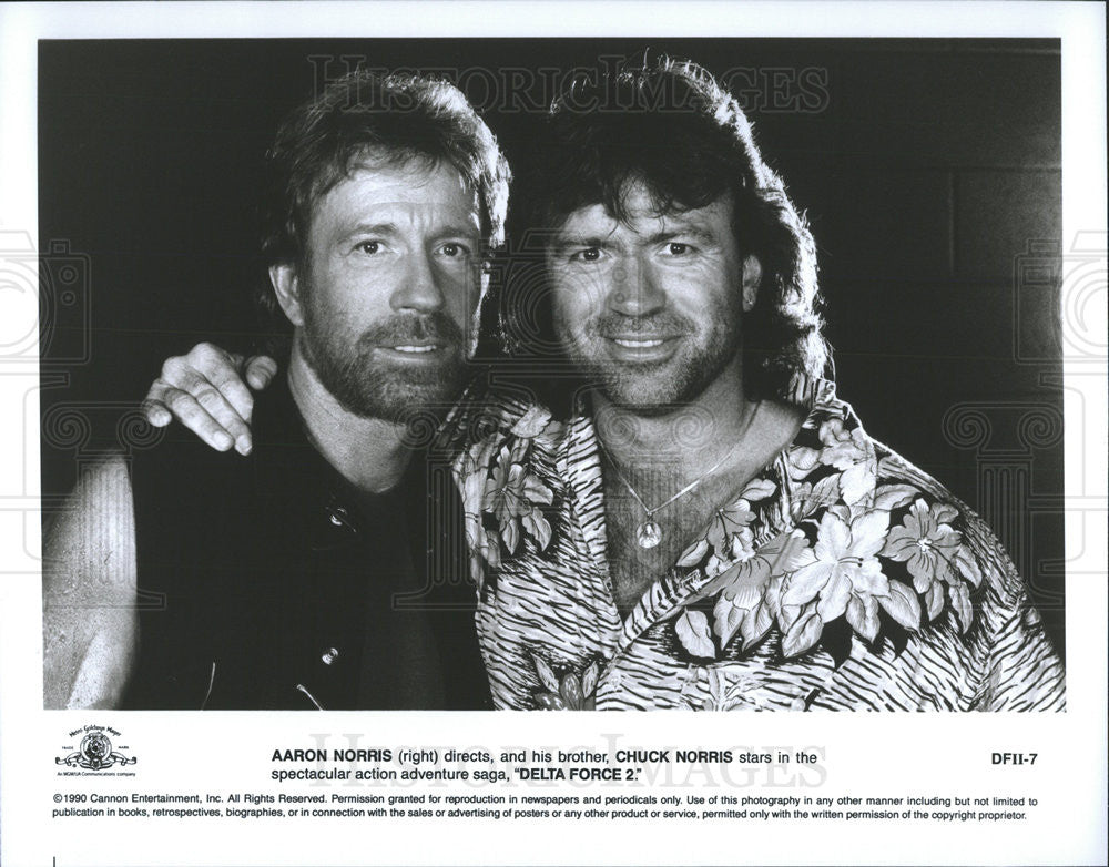1990 Press Photo Aaron Norris directs brother Chuck Norris in &quot;Delta Force&quot; - Historic Images